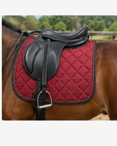 Tapis de selle de dressage rouge matelassé diamant de luxe pour l'équitation, avec logo et couleurs personnalisés, pour la course équine et toutes utilisations. - Product Image 5