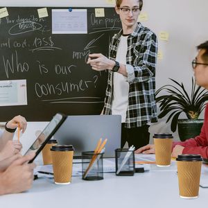 Confezione da 50 Bicchieri da Caffè Usa e Getta Isolati da 16 oz con Coperchi, Bicchieri in Carta Ondulata Resistenti allo Strappo per Asporto, con Cannucce Incluse - Product Image 2