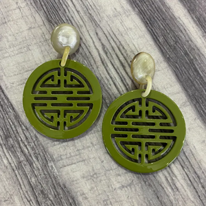 Pendientes colgantes de moda ecológicos de Vietnam para mujer, estilo bonito con colgante de cuerno de búfalo blanco, gran oferta - Product Image 1