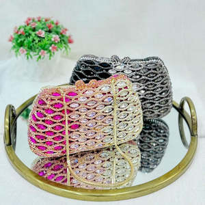 Bolso de Mano Clásico de Lujo con Media Luna de Perlas y Cristales para Mujer, Ideal para Bodas, Fiestas y Eventos, con Brillantes Pedrerías - Product Image 2