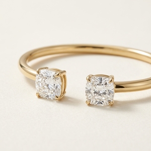 Pulsera de Diamantes de Laboratorio de Dos Piedras de 4 Quilates Cada Una, con Corte Cojín, en Oro Amarillo de 14k, Engaste de Garra y Diseño de Tubo Hueco - Product Image 3