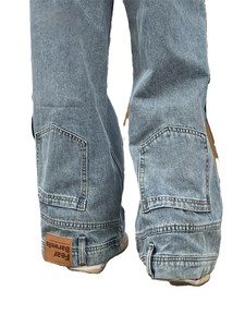 Pantalones vaqueros anchos de mezclilla lavado claro con bolsillos cargo en el tobillo y parche de cuero en el dobladillo, estilo oversize para mujer, venta al por mayor - Product Image 4