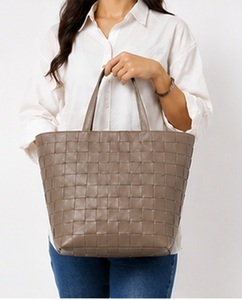 Sac fourre-tout d'épaule de luxe fait main en cuir véritable tressé couleur unie pour femme, idéal pour l'été et la plage, en polyester de qualité supérieure - Product Image 4