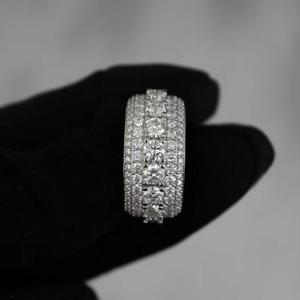 Bague en argent sterling 925 plaqué or avec moissanite sertie clos, faite à la main, bijou de fiançailles traditionnel pour femmes et hommes - Product Image 1