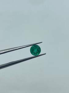 พลอยมรกตธรรมชาติคุณภาพสูงจากแซมเบีย สำหรับทำเครื่องประดับ ทรงกลมเจียระไนบริลเลียนท์ ขนาด 5.40 มม. น้ำหนัก 0.55 กะรัต - Product Image 3