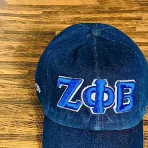 หมวกยีนส์สีเข้ม Zeta Phi Beta ปักลาย ZPB หมวกเบสบอลปักลายชมรมนักศึกษา ตะเข็บสีน้ำเงิน สายปรับได้ สไตล์ลำลอง หมวกผู้หญิงทันสมัย - Product Image 4