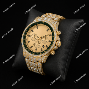 Reloj de Lujo con Esfera Redonda Estilo Cronógrafo, Tono Dorado, Esfera Verde, Cristales, Números Romanos y Ventana de Fecha - Product Image 3