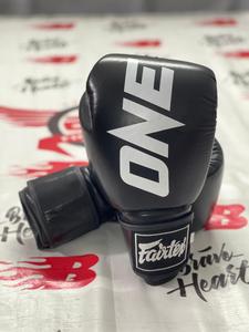 Guantes de Boxeo Fairtex ONE de Alta Calidad para Entrenamiento, Sparring y Fitness, Colores Personalizados Disponibles con Correa Segura para Adultos - Product Image 1