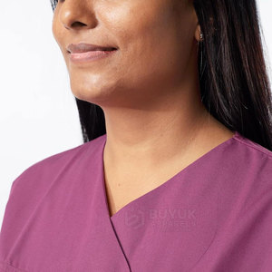 Tenues d'hôpital professionnelles personnalisables pour femmes en polyester/coton, fabriquées au Pakistan, en vente - Product Image 5