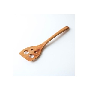 Cuillère en bois artisanale de qualité supérieure, accessoire de cuisine idéal pour la préparation quotidienne des repas et les applications culinaires. - Product Image 4