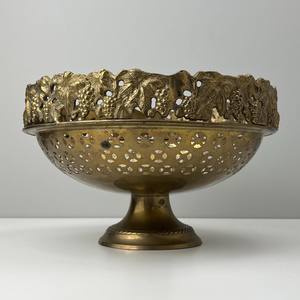 Cuenco de latón de gran venta que brilla como un recuerdo tradicional colocado con orgullo en la mesa de comedor. - Product Image 3