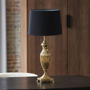 Lámpara de Mesa Regent de Metal Acanalado con Pantalla de Tela Negra, Acabado Dorado Antiguo, Base de Pedestal Ornamentada para Decoración de Hogar de Lujo - Product Image 6
