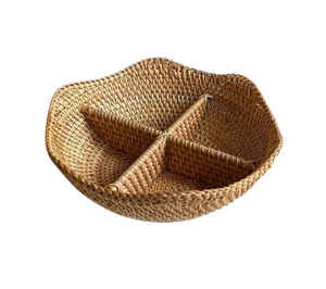 Bandeja Redonda de Mimbre Hecha a Mano con Cuatro Compartimentos, Cesta Organizadora de Frutas y Aperitivos de Seagrass Ecológica, Hecha en Vietnam - Product Image 1