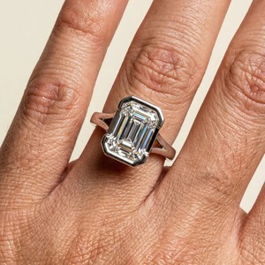 Anillo Solitario Clásico con Corte Esmeralda de 2.50 CT para Mujer en Oro Rosa de 14K con Diamante Cultivado en Laboratorio - Product Image 6