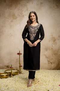 Costume indien traditionnel noir de créateur en 3 pièces en soie Vichitra avec broderie lourde à sequins, comprenant un haut, un bas et un dupatta brodé - Product Image 2