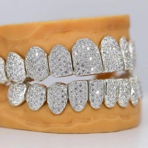 Meilleures ventes : Ensemble de grillz diamantés de luxe, bijoux dentaires étincelants, accessoires buccaux hip-hop, disponible à la vente - Product Image 1