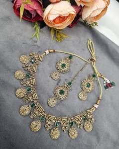 Ensemble de collier avec pierres précieuses rondes et en forme de poire, avec boucles d'oreilles et mangtika, bijoux de créateur, vêtements ethniques traditionnels, vente en gros - Product Image 1