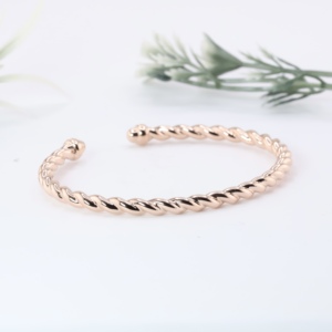 Bracelet manchette torsadé en or rose avec diamants de laboratoire taille brillant et embouts décoratifs – Bijou raffiné, idéal pour un cadeau - Product Image 4