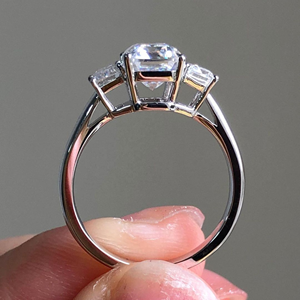 Vente chaude 4Carat Emerald Cut Moissanite Diamond Ring 18K White Gold Bijoux originaux avec Black Rhodium Plating Direct Factory - Product Image 4