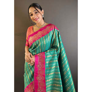 Sari de Seda Verde Elite Weaves con Bordado de Zari Rosa y Borde de Satén Único para Vestidos de Cóctel - Product Image 2