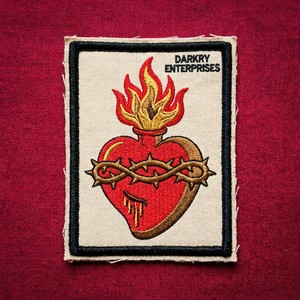 Parche Bordado a Máquina Personalizado con Diseño de Espinas y Llama del Sagrado Corazón en Tela Beige, para Coser o Planchar en Uniformes, Chaquetas, Bolsos y Ropa - Product Image 1