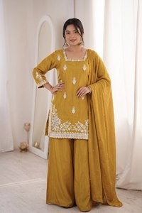 NOUVEAU DESIGNER ROMAN SILK TOP PALAZZO ET DUPATTA EN SOIE ROMAINE AVEC TRAVAIL GONFLEÉ ET GÉLÉNOUCHÉ - Product Image 2