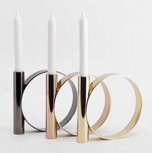 Candelabro moderno decorativo de metal dorado para velas cónicas - Product Image 1