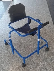 Marche-bébé bleu réglable avec siège et roues pour l'aide à la marche - Product Image 1