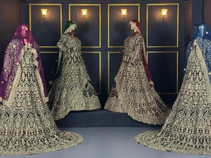 Heavy Work Bridal Velvet Lehenga avec des embellissements élégants en pierre taillée sur le sentier et un look Big Trail pour une apparence royale - Product Image 3