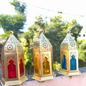 Lanterne décorative pour l'Aïd, lanterne à bougie islamique, lanterne marocaine en métal, lanterne de style arabe, lanterne décorative dorée, lanterne en verre coloré - Product Image 1