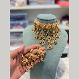 Juego de Collar y Aretes de Cristal y Diamantes de Imitación Chapados en Oro Tradicional para Mujer de JeweleMarket - Product Image 1