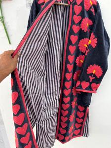 Chaqueta Larga de Terciopelo y Algodón SUZANI Hecha a Mano de la Mejor Calidad |   Abrigo de Invierno Boho Transpirable y Ecológico con Bordado Floral, Venta al Por Mayor - Product Image 3