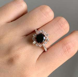 Bague de fiançailles Art Déco en or rose avec diamant taille coussin noir ou onyx et halo de baguettes, bijou fantaisie pour elle - Product Image 1