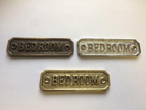 Plaque de porte vintage en métal pour chambre à coucher avec lettres en relief, finition laiton antique, plaque décorative murale pour nom de pièce à domicile - Product Image 3