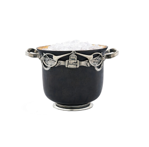 Cubo para hielo de metal oscuro rústico decorado con una correa de hebilla ecuestre única y detallada. Disponible a precio de mayorista - Product Image 1