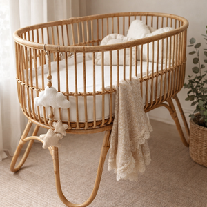 Cuna de mimbre para bebé, forma ovalada, color natural, con juguetes de nubes y estrellas y manta de encaje, para bebés de 0 a 24 meses, unisex - Product Image 1