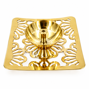 Lámpara de aceite Diya de latón hecha a mano con base cuadrada, portavelas para decoración de ceremonias religiosas de Pooja y Diwali - Product Image 1