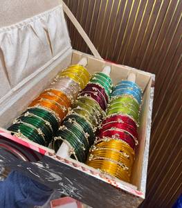 Coffret de bracelets en verre de Kasmir et gelée de 12 couleurs |   144 bracelets en gelée de 2 mm avec 48 bracelets Ghungroo cachemiriens de créateur pour les fêtes - Product Image 1