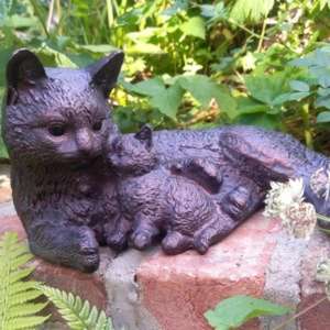 Fabricant sur mesure d'objets artisanaux, sculpture de chat avec chaton en fonte, finition bronze - Product Image 1