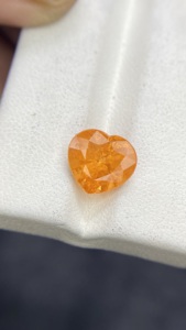 Piedra de Granate Mandarina Spessartita Natural Certificada por IGI, Corte en Forma de Corazón, con Buen Color y Brillo, Calidad de 3.68 Quilates - Product Image 2