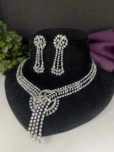 Conjunto de Joyería de Collar y Aretes de Circonia Cúbica para Mujer |   Juego de Regalo de Aniversario de Moda India Hecho a Mano con Aleación de Rodio - Product Image 4