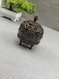 Brûleur d'encens traditionnel en laiton en forme de dôme avec des ouvertures sculptées pour une diffusion uniforme de la fumée aromatique dans les lieux sacrés - Product Image 5