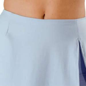 Jupe de sport bleu clair pour femme avec short intégré, légère et extensible, idéale pour le golf, la course, l'entraînement et les activités sportives - Product Image 6