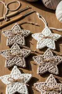 Anneau de serviette en crochet étoile neutre pour les fêtes, décoration artisanale en terre cuite, accessoire de table rustique bohème pour mariage et Noël - Product Image 3