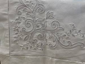 Taie d'oreiller de style européen brodée à la main conçue en 2024. Luxueux et extrêmement impressionnant, notre produit exclusif - Product Image 2