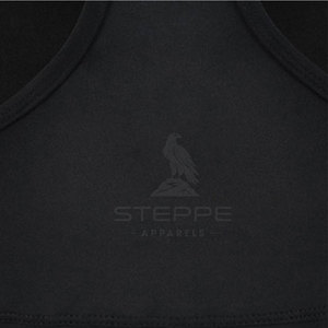 Soutien-gorge de sport élégant et simple pour femme avec logo frontal, maintien élevé, écologique et séchage rapide pour le yoga, l'entraînement et le quotidien - Product Image 3