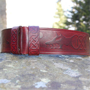 Cinturón de Kilt con Nudos Celticos Teñidos a Mano en Color Roble Rojo/Oscuramente Oscuro, Cinturones Tradicionales Escoceses para Usar con Tartán, 100% de Alta Calidad - Product Image 4