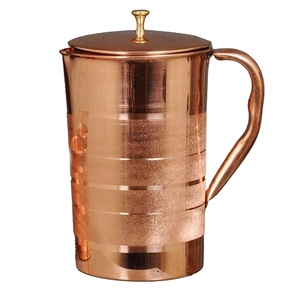 Jarra de cobre con tapa que mantiene el agua fresca, pura y fría, y aporta elegancia a la decoración de tu cocina, de metal. - Product Image 1