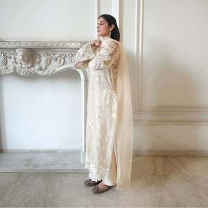 Impresionante conjunto de top y dupatta de gasa para fiesta con hermoso trabajo de bordado. - Product Image 4