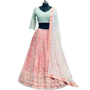 SIE propose en gros des vêtements pour femmes / des tissus Georgette de qualité export / des Cholis à la mode / des tenues de mariée indiennes / des robes traditionnelles. - Product Image 1